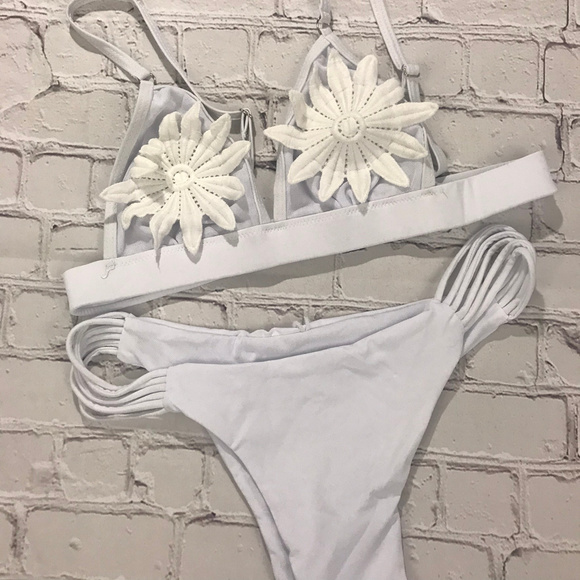 Other - NWT White Flower Crochet Cheeky Bikini Size M
